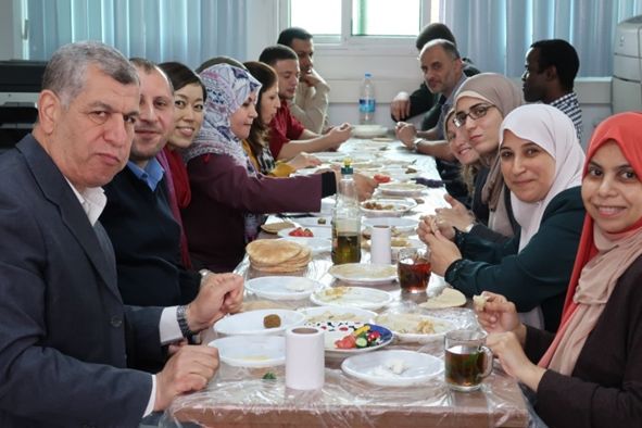 今回の視察に協力してくれたUNRWAガザ事務所の職員。左から3人目は、吉田美紀UNRWA渉外・プロジェクト支援担当官。ホンムス（ひよこ豆のペースト）、ムタッバラ（焼きナスのペースト）、ファラフェル（ ひよこ豆のコロッケ）など典型的なパレスチナの家庭料理で視察最後の日、朝食を共にした