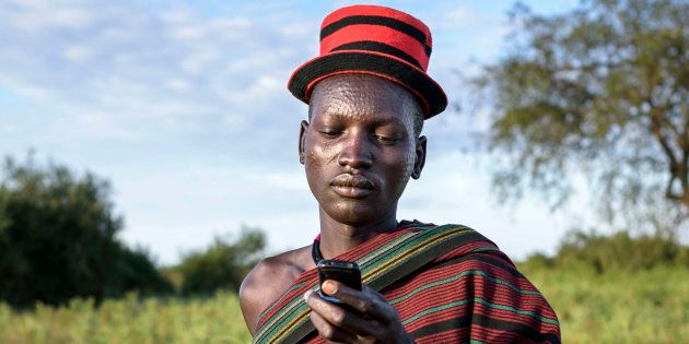 携帯電話を眺めるウガンダの男性