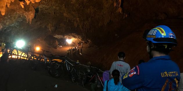 タムルアン洞窟で少年らの救出に向かうレスキューチーム（6月25日撮影）