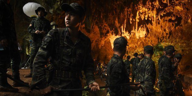 少年らが閉じ込められた洞窟内で救出作業に当たるタイ兵士ら＝6月26日、タイ・チェンライ