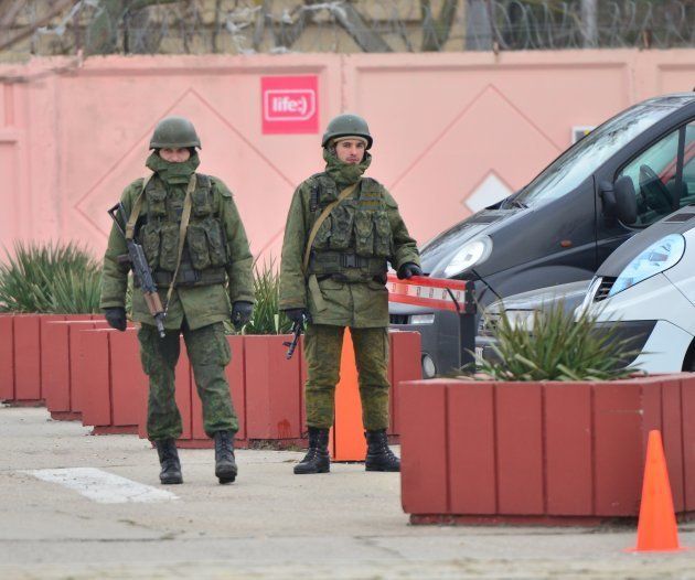 突如、クリミアに出現した覆面姿の兵士＝2014年3月