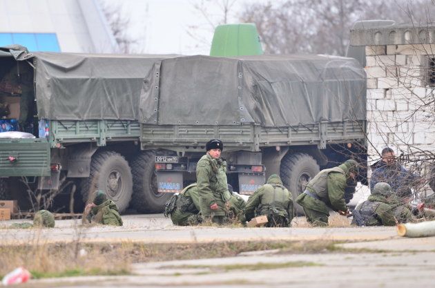 クリミアに上陸した正体不明の部隊。彼らの一部は取材に対し、ロシア兵であることを認めた＝2014年3月