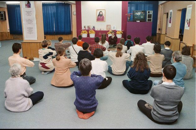 瞑想をするオウム真理教のロシア人信者たち＝1995年3月