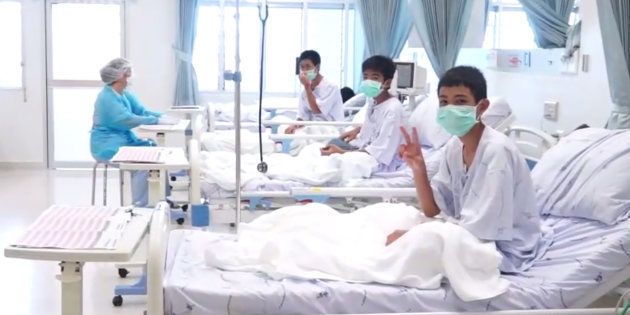 タムルアン洞窟からの救出後、タイ北部チェンライの病院で手当てを受けている少年ら（タイ政府が7月11日に公開した動画より。この3人が無国籍なのかは不明）