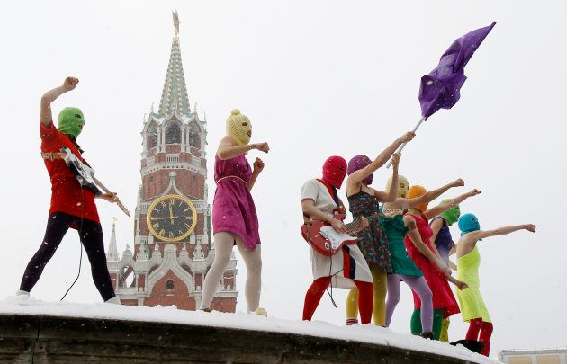 「赤の広場」で抗議活動をするプッシー・ライオットのメンバー＝2012年1月、モスクワ
