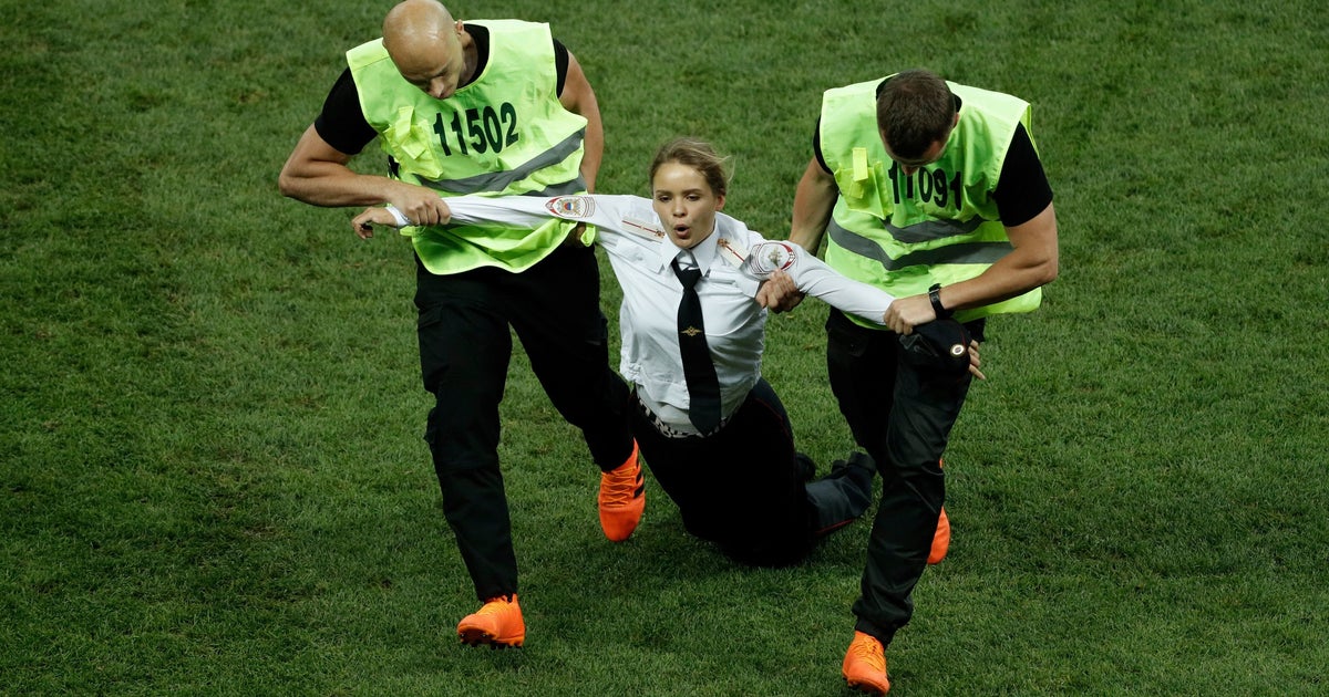 ワールドカップ決勝に乱入したプッシー・ライオットとは？ 「黒幕」のインタビューから迫る | ハフポスト