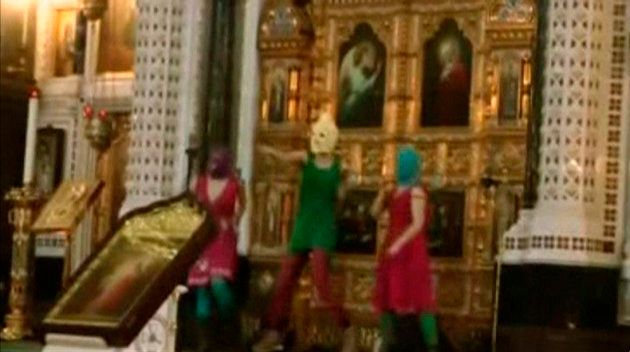 救世主キリスト大聖堂でゲリラ演奏するプッシー・ライオットのメンバー（動画より切り出し）＝2012年2月21日、モスクワ