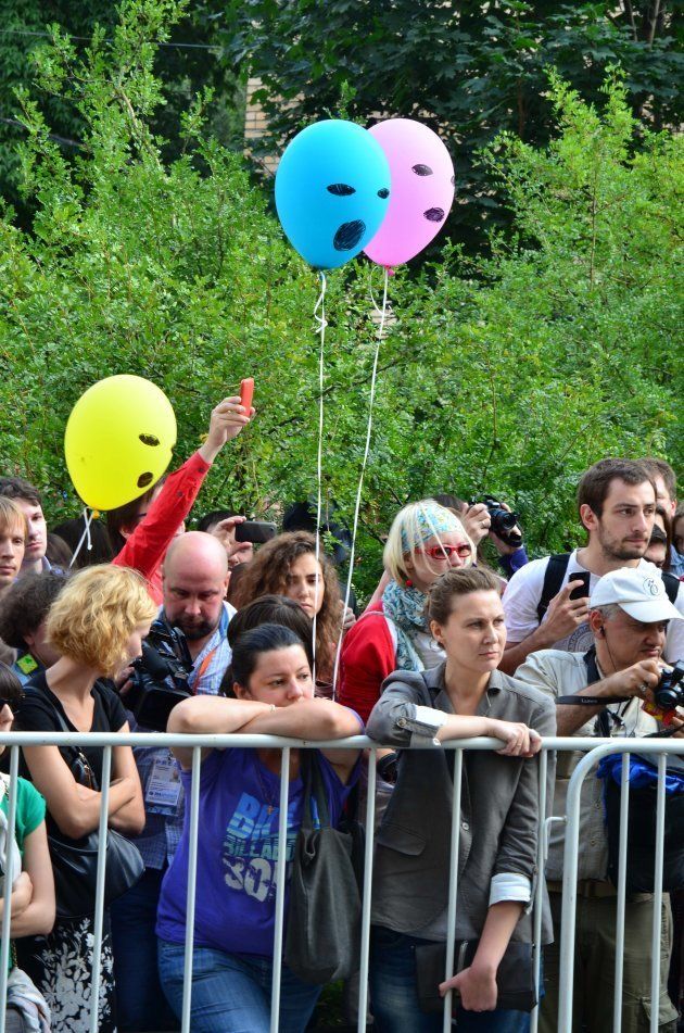 プッシー・ライオットに見立てた風船を持ちながら判決を見守る支援者＝2012年8月、モスクワ