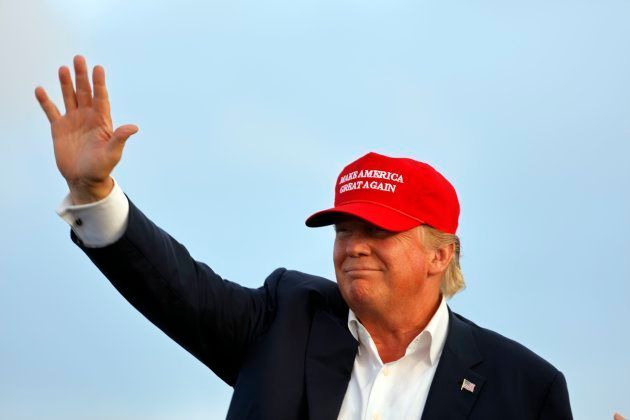 MAGA帽子をかぶって観客に手を振るトランプ大統領