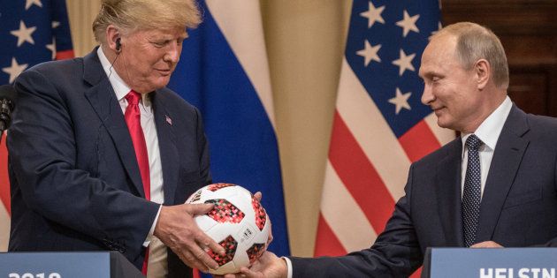 7月16日、アメリカのトランプ大統領（左）にサッカーボールを手渡すロシアのプーチン大統領