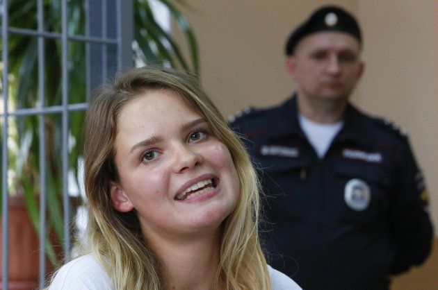 拘留されているプッシー・ライオットのメンバー＝7月16日、モスクワ