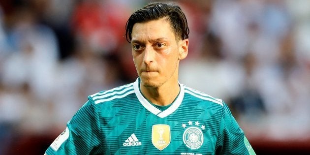 サッカー連盟会長の 人種差別 を告発 エジルがドイツ代表を引退 もう代表ユニフォームを着たくない ハフポスト World