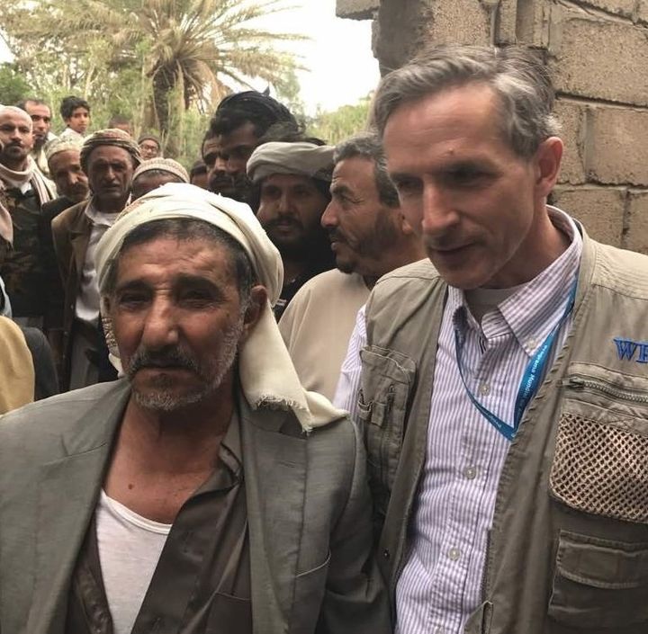 イエメン事務所のスティーブン・アンダーソン代表（右）