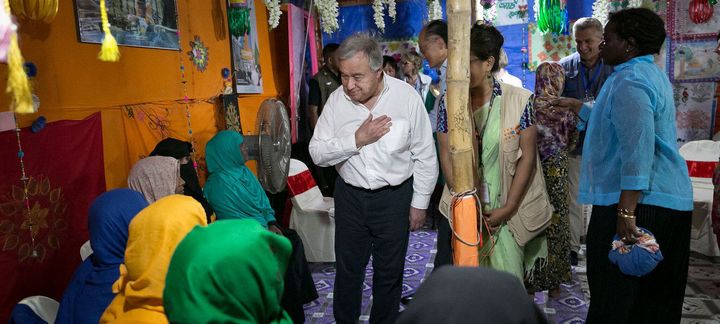 ロヒンギャ難民を見舞うアントニオ・グテーレス国連事務総長（コックスバザール、バングラデシュ）