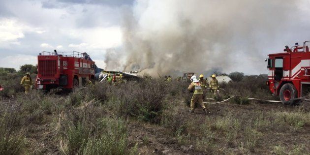 墜落した機体を消火する消防署員＝メキシコ・ドゥランゴ州市民保護局のTwitter画像から
