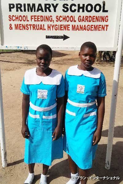 難民居住区の小学校に通う女子生徒
