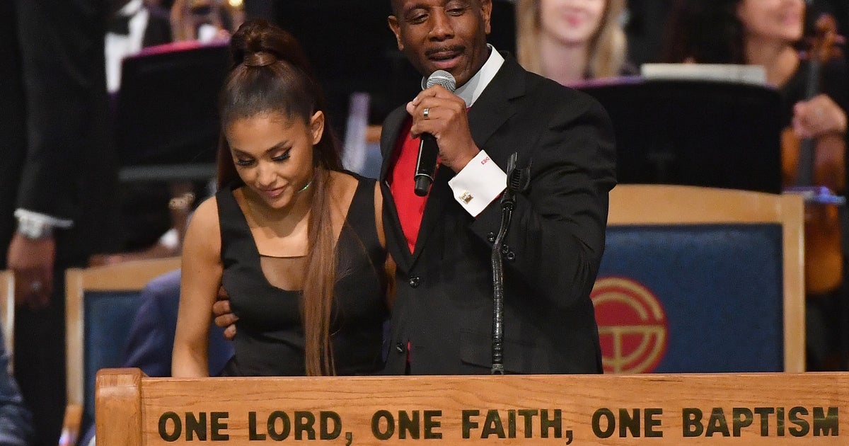 動画 アリアナ グランデの胸触る 牧師が謝罪 アレサ フランクリンの葬儀で ハフポスト