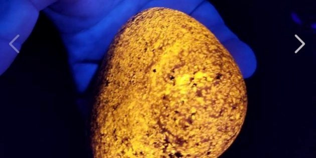 燃えるようなオレンジ色に光る石を新発見 ユーパーライト 発見者の生活が激変 ハフポスト