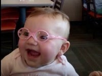 わあ 見える 視力の弱い赤ちゃん メガネをかけた瞬間 動画 ハフポスト Life