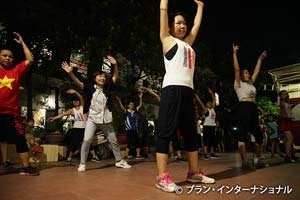 ズンバダンスのレッスンに飛び入り参加した増田さん（後列左から2人目）