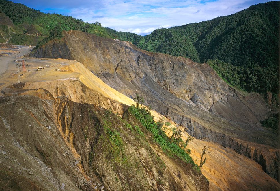 パプアニューギニアの銅と金を産出するオク・テディ鉱山で進む森林破壊の様子。