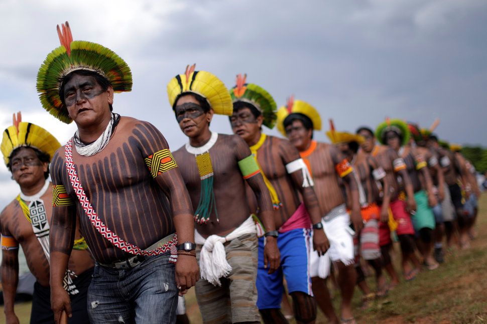 2017年4月25日、ブラジルの首都ブラジリアで、ミシェル・テメル大統領に権利侵害を抗議するブラジルの先住民たち。
