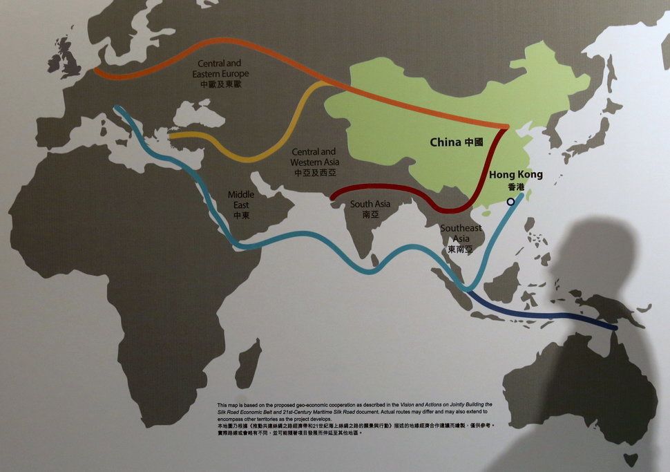 中国の巨大プロジェクト「一帯一路」を示す地図。2016年1月18日、中国の香港で開催されたアジア金融フォーラムにて。