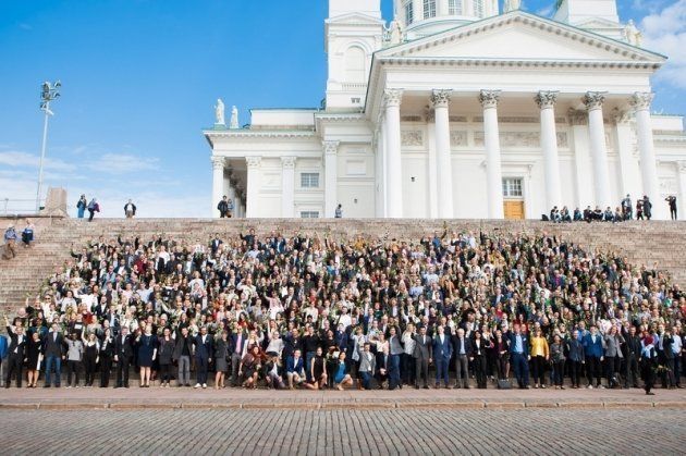 フィンランド国内外から集まった「エレメンツ・オブ・アーティフィシャル」の初代卒業生たち