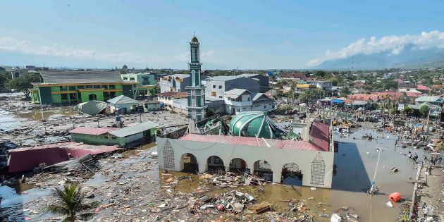 津波で水没したモスク＝9月30日、インドネシア中部のスラウェシ島パル