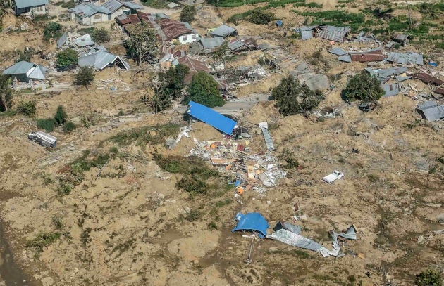 地震と津波で破壊された家屋＝9月29日、パル