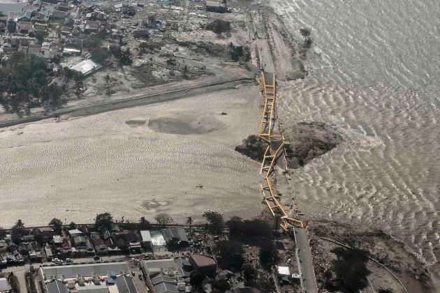 海岸線にかかる橋も津波で破壊された＝パル