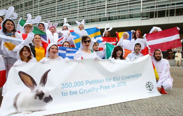 2012年にブリュッセルにあるEU委員会の本部前で行われた、化粧品の動物実験禁止を求めるデモ。EUは2013年、動物実験をした化粧品の輸入や販売を禁止すると発表した。