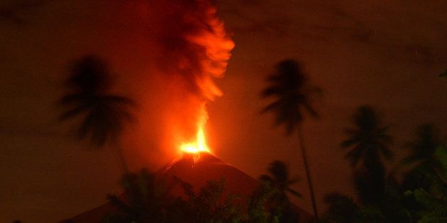 噴火するソプタン山＝10月3日、インドネシア・スラウェシ島