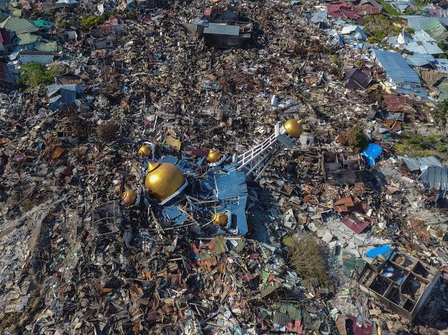 地震と津波で破壊された家屋やイスラム教の礼拝所（中央）など＝10月1日、パル