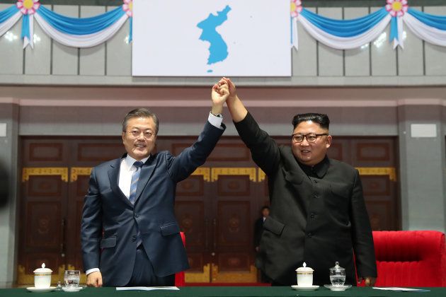 手をつなぐムン・ジェイン大統領とキム・ジョンウン朝鮮労働党委員長。2018年9月19日北朝鮮・平壌で撮影。