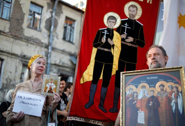 ニコライ2世の肖像などを掲げて「マチルダ」上映に抗議するロシア正教会の信者ら＝2017年8月、モスクワ