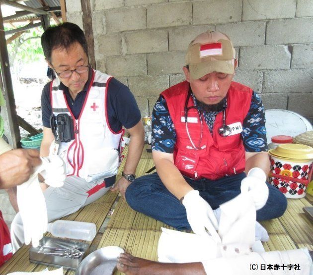 インドネシア赤十字社の診療の技術指導をする杉本医師（写真左）