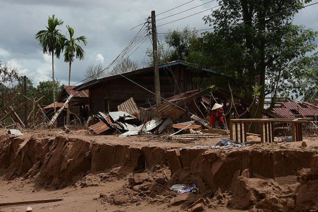 JICAの支援でつくられた、ラオス南東部アッタプー県のヒンラー村にある小学校。巨木が屋根に乗っていた＝2018年9月、染田屋竜太撮影