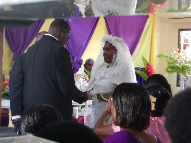 教会での挙式の様子。1日に複数のカップルが同時に結婚式をしていました。