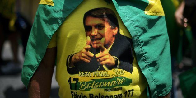 ブラジル大統領選の極右候補、ジャイール・ボルソナーロ氏をプリントしたTシャツを着る支持者