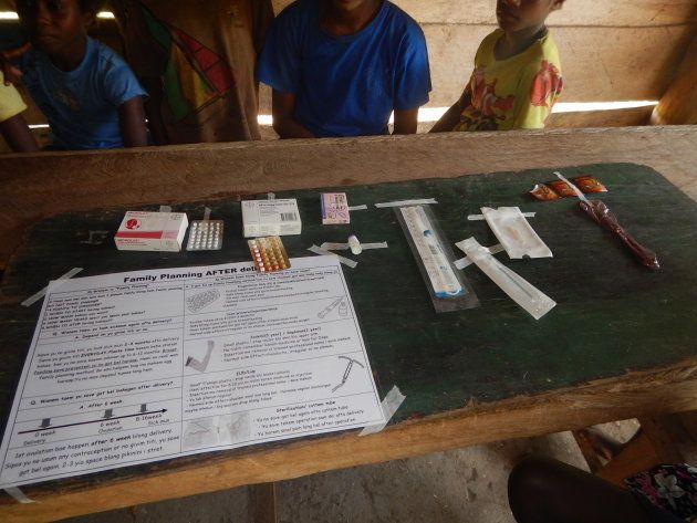 村での巡回診療の際に同僚が作成した教材。バヌアツで使用できる避妊薬を木の板に貼りつけて、実物を見せながら住民に説明します。