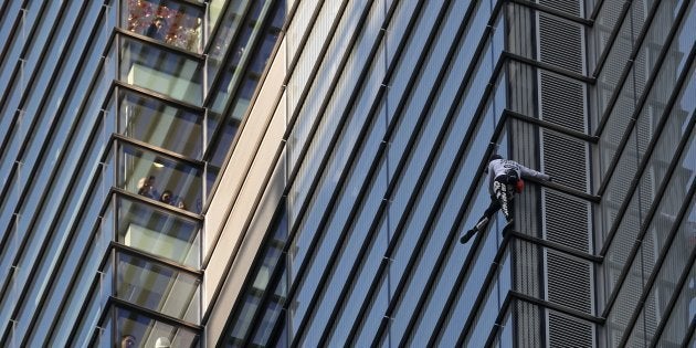 ビルをよじ登るフランスのスパイダーマン