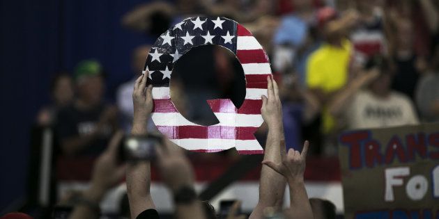 トランプ大統領の集会で掲げられた「Q」のプラカード＝8月4日、アメリカ・オハイオ州