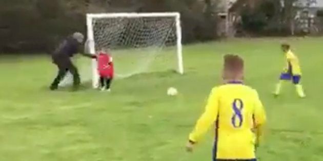 なんてこった 少年サッカーの試合に保護者が乱入 まさかの方法でミラクルセーブを演出 動画 ハフポスト