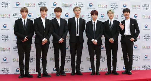 販売 btsメンバーがハーケンクロイツの入った帽子を被っている