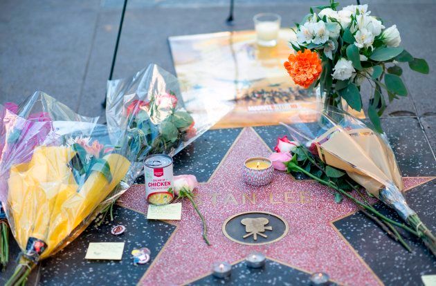 スタン・リーさんの名前が刻まれた「ハリウッド・ウォーク・オブ・フェーム」のプレートには、花が手向けられた。