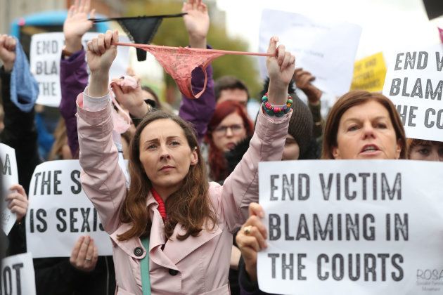 被害者をサポートするためにダブリンに集まった人たち。ソングを頭上に掲げ「裁判所での被害者非難をやめて」と訴える