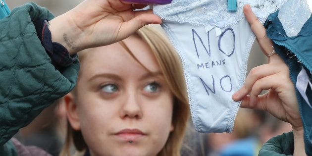 「Tバックはセックスの同意じゃない」弁護士の発言に、女性たちが下着の写真を投稿して抗議