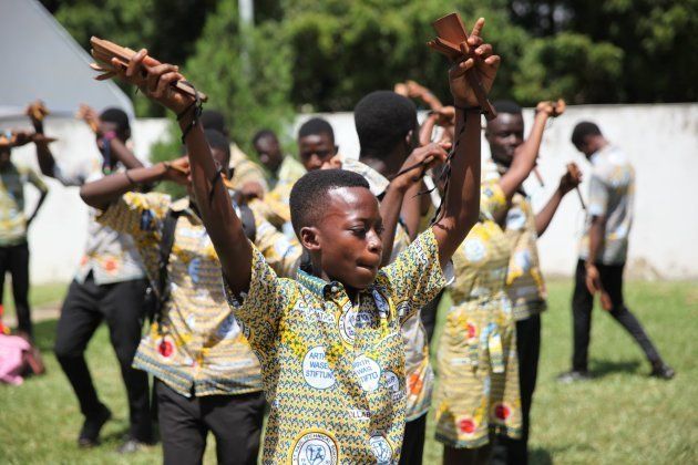 よさこい踊りを披露するガーナの生徒たち