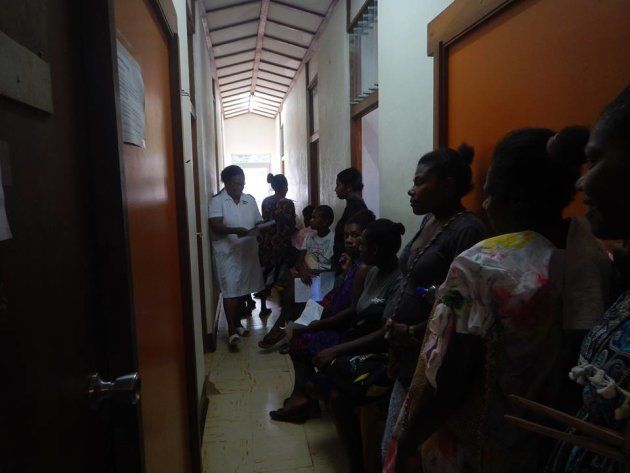 待合室には椅子があるものの、診療室は職員宿舎を再利用しているので通路がとても狭い。妊婦さん達は立って待ってもらうことも多くて、人が行き来するのも窮屈です。